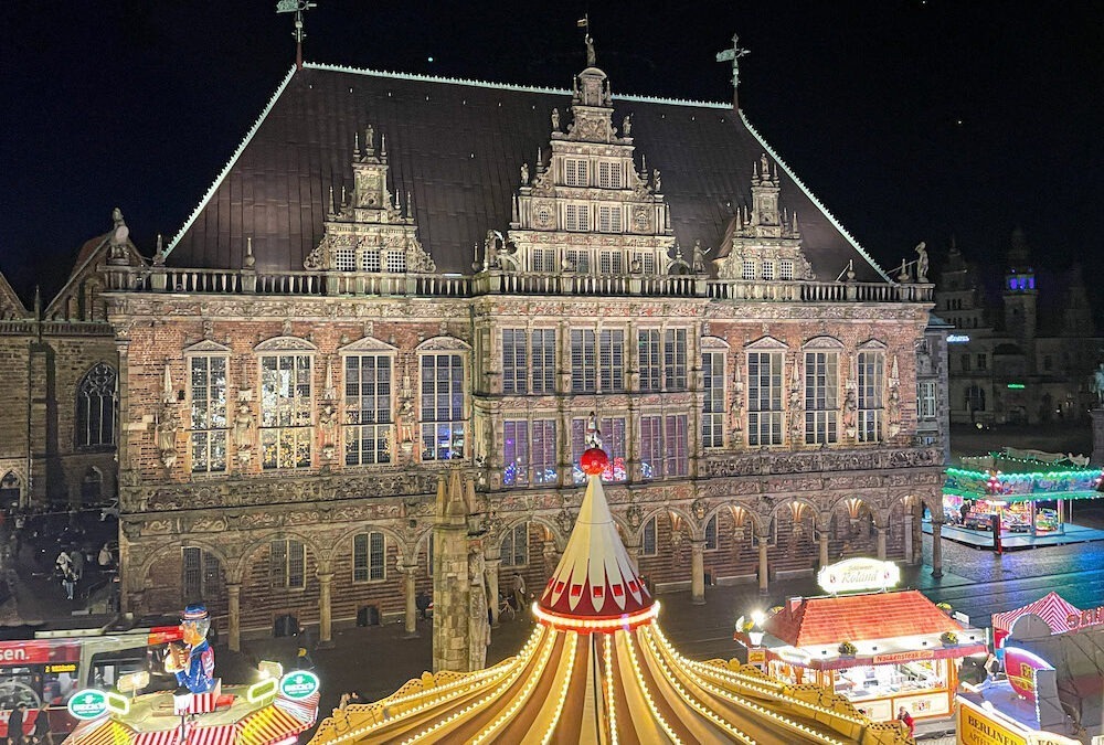 Rathaus en Roland standbeeld