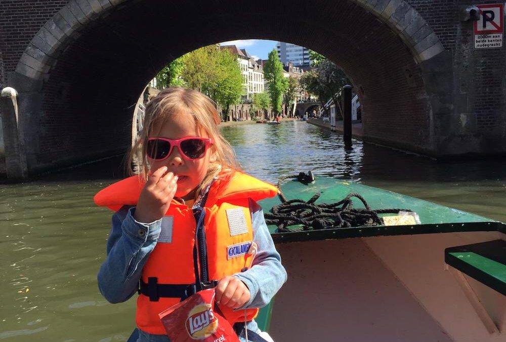 Bootje varen over de grachten van Utrecht