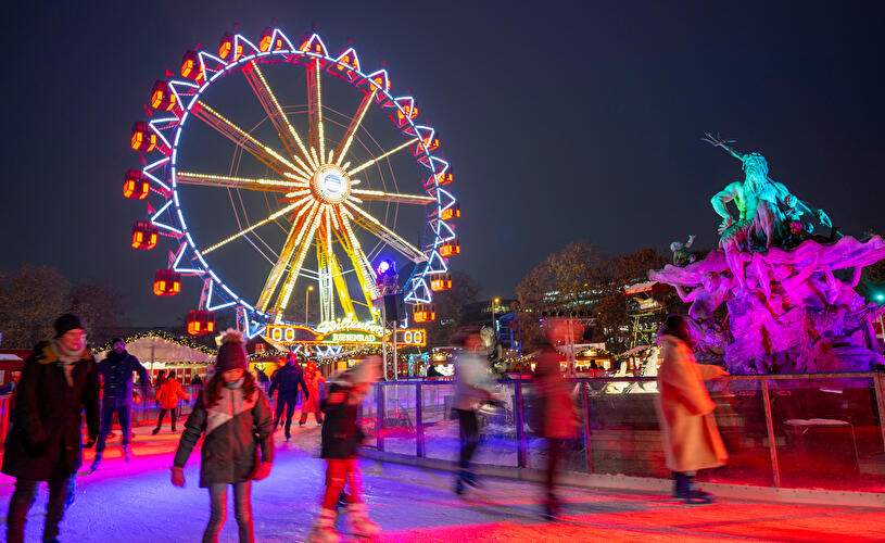 Top 10 Kindvriendelijke Kerstmarkten in Duitsland 52 Enjoy winter fun at Berlin Christmas Market with the vibrant ice skating rink, glowing Ferris wheel, and iconic Neptune Fountain. This festive night scene captures sparkling lights, joyful visitors, and the magical holiday spirit right next to Berlin’s Rotes Rathaus.