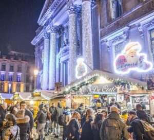 Top 10 Kindvriendelijke Kerstmarkten in Belgiƫ 88 Crowds gather around sparkling Christmas market stalls at Place de la Bourse in Brussels, Belgium, with festive decorations and grand illuminated architecture bringing holiday cheer to the Winter Wonders celebrations.