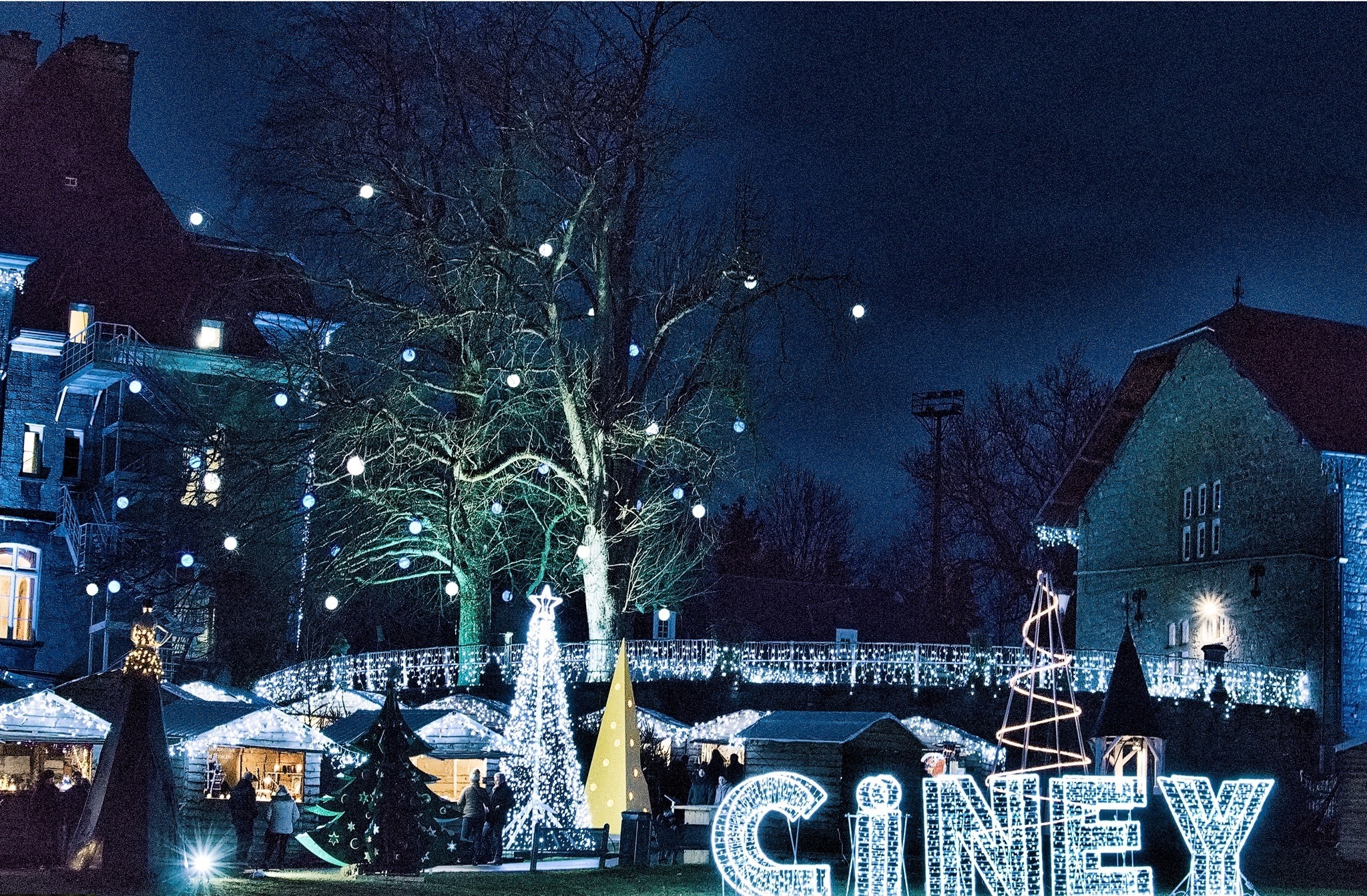 Top 10 Kindvriendelijke Kerstmarkten in Belgiƫ 71 Night view of Ciney Christmas Market in Germany featuring sparkling festive lights, decorated trees, traditional holiday stalls, and enchanting winter atmosphere with visitors enjoying seasonal festivities.