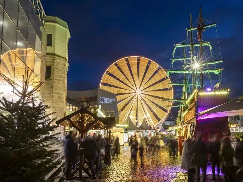 Top 10 Kindvriendelijke Kerstmarkten in Duitsland 46 Enjoy the festive spirit of Christmas in Cologne with the dazzling Ferris wheel, illuminated pirate ship, and lively market atmosphere. This magical night scene captures twinkling lights, family-friendly fun, and joyful visitors, making Cologne a top Christmas destination in Germany.