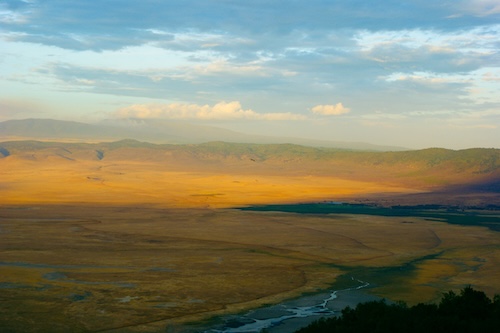 Uitzicht over de Ngorongoro Krater bij zonsopkomst in Tanzania – een van de mooiste safariÂgebieden ter wereld, gezien tijdens een gezinsreis.