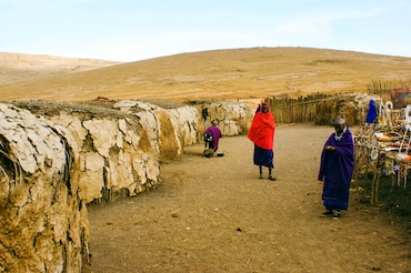Traditioneel Maasai dorp met hutten van leem en gras in Noord-Tanzania – cultuur en ambacht van de lokale bevolking.