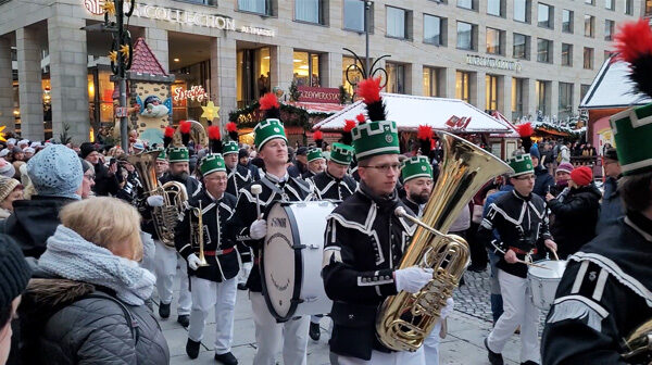 Top 10 Kindvriendelijke Kerstmarkten in Duitsland 42 Experience the vibrant parade at Dresden Striezelmarkt, featuring a traditional marching band in festive uniforms and cheerful crowds. This lively scene showcases cultural heritage, music, and joyful celebrations at one of Germany’s oldest and most famous Christmas markets.