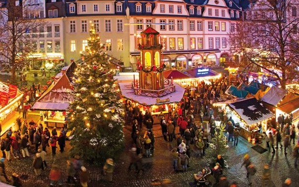 Families and visitors stroll through Elburg Christmas Market’s beautifully decorated square, featuring a glowing Christmas tree, holiday stalls, and traditional Christmas pyramid. Festive lights and cozy atmosphere make Elburg a top winter destination in the Netherlands.