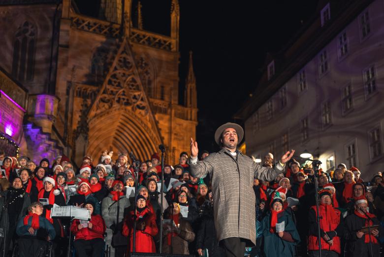 Top 10 Kindvriendelijke Kerstmarkten in Duitsland 49 Experience the holiday magic at Erfurt Weihnachtsmarkt with a joyful choir performing in front of the beautifully illuminated cathedral. This heartwarming scene captures musical traditions, festive lights, and the spirit of community at one of Germany’s most enchanting Christmas markets.