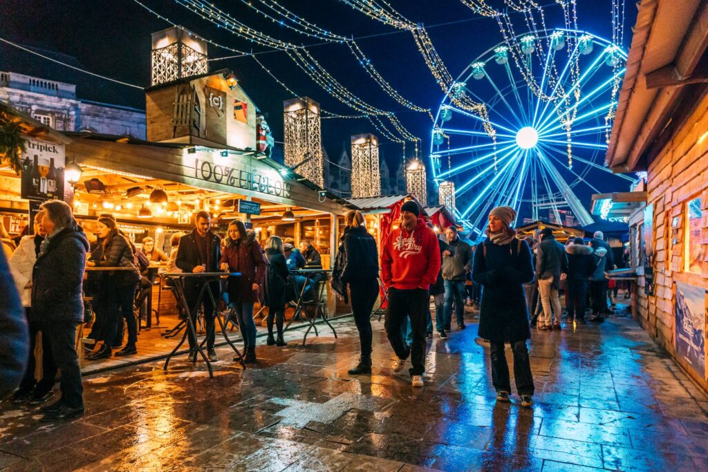 Top 10 Kindvriendelijke Kerstmarkten in Belgiƫ 90 Liege Christmas Market Belgium %E2%80%93 Ferris Wheel Festive Stalls Illuminated Lights