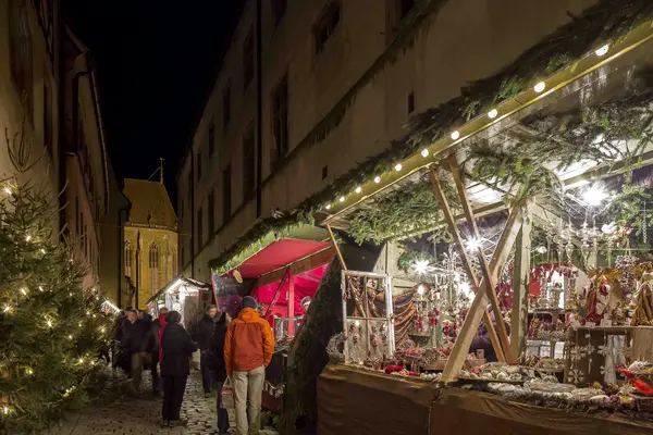 Top 10 Kindvriendelijke Kerstmarkten in Duitsland 34 Explore the charming Christmas market stalls in Rothenburg ob der Tauber by night. This festive photo captures holiday shoppers, decorative stands, and twinkling lights, highlighting the magical atmosphere and unique gifts at Germany’s famous Christmas market.