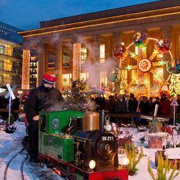 Delight in the enchanting Children’s Märchenland at Stuttgarter Weihnachtsmarkt, where kids enjoy a festive train ride surrounded by twinkling Christmas lights and magical decorations. Experience family-friendly holiday fun at one of Germany’s most beloved Christmas markets.