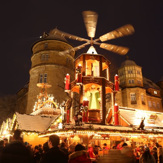 Enjoy the magical atmosphere of Stuttgarter Weihnachtsmarkt with its iconic illuminated Christmas pyramid in front of the historic Old Castle (Altes Schloss). This vibrant night scene captures twinkling lights, festive crowds, and charming holiday traditions in one of Germany’s most beautiful Christmas markets.