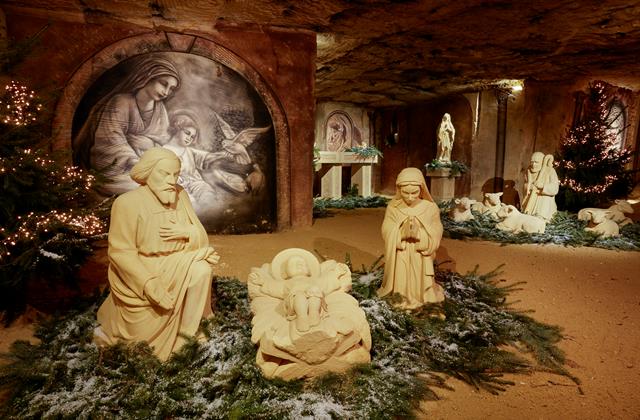 Festive nativity scene inside Valkenburg’s Velvet Cave Christmas Market (Fluweelengrot), beneath the historic castle ruins. Unique holiday decorations, cozy lighting, and Christmas cheer in this famous underground market in the Netherlands.
