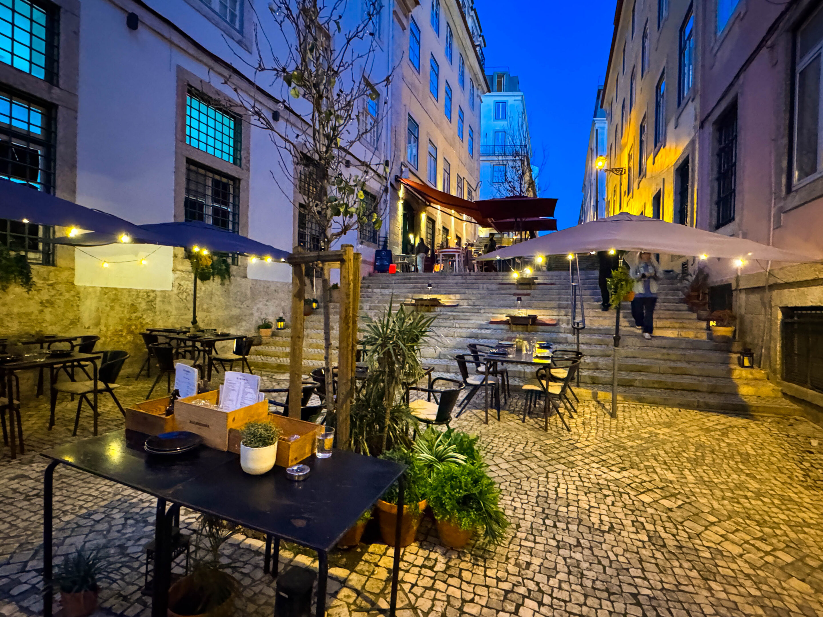 Gezellig tapasrestaurant in Lissabon met warme verlichting en kleine tafeltjes