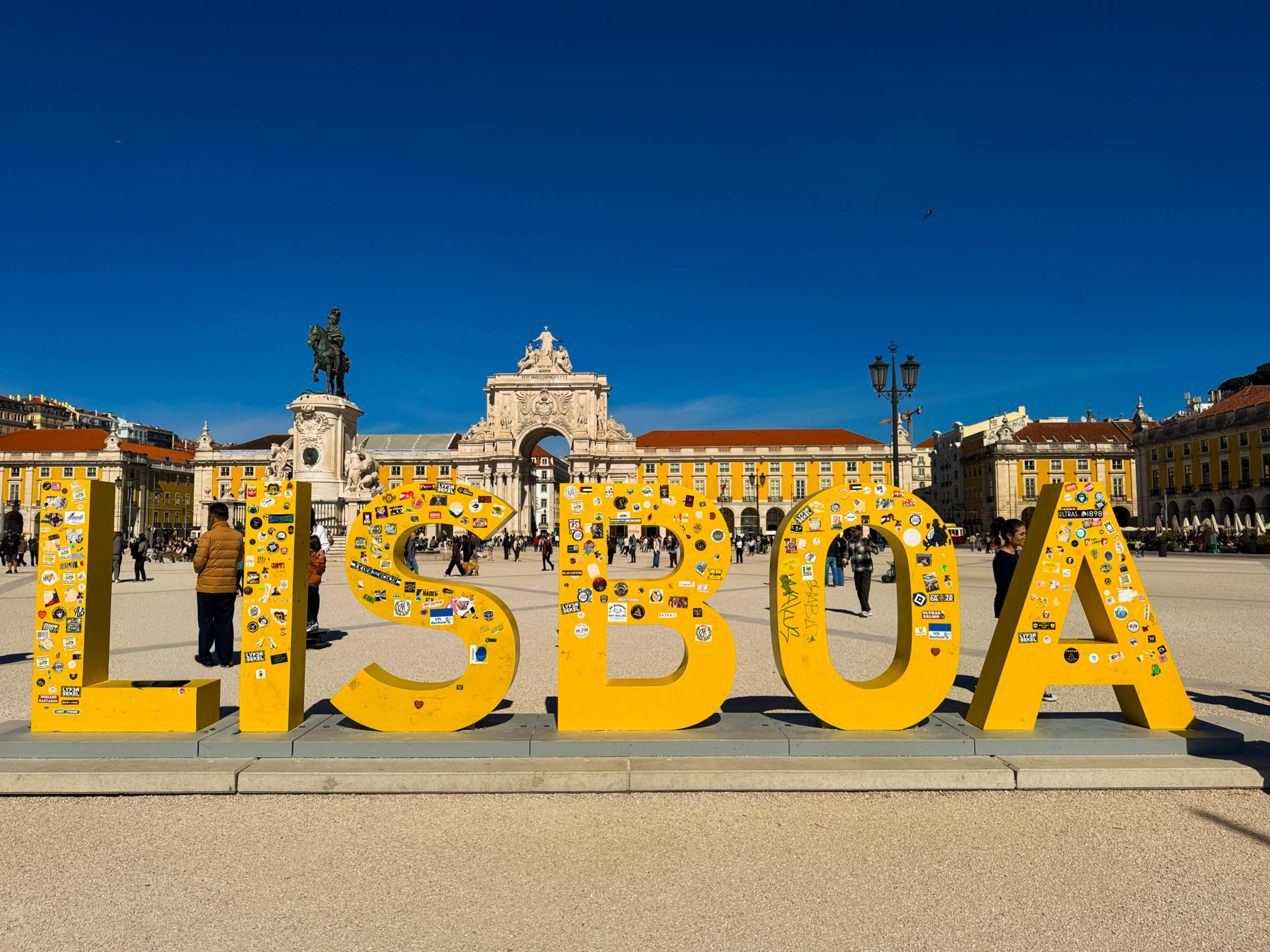 Groot geel Lissabon bord op Praça do Comércio in het centrum van Lissabon tijdens onze verrassings citytrip